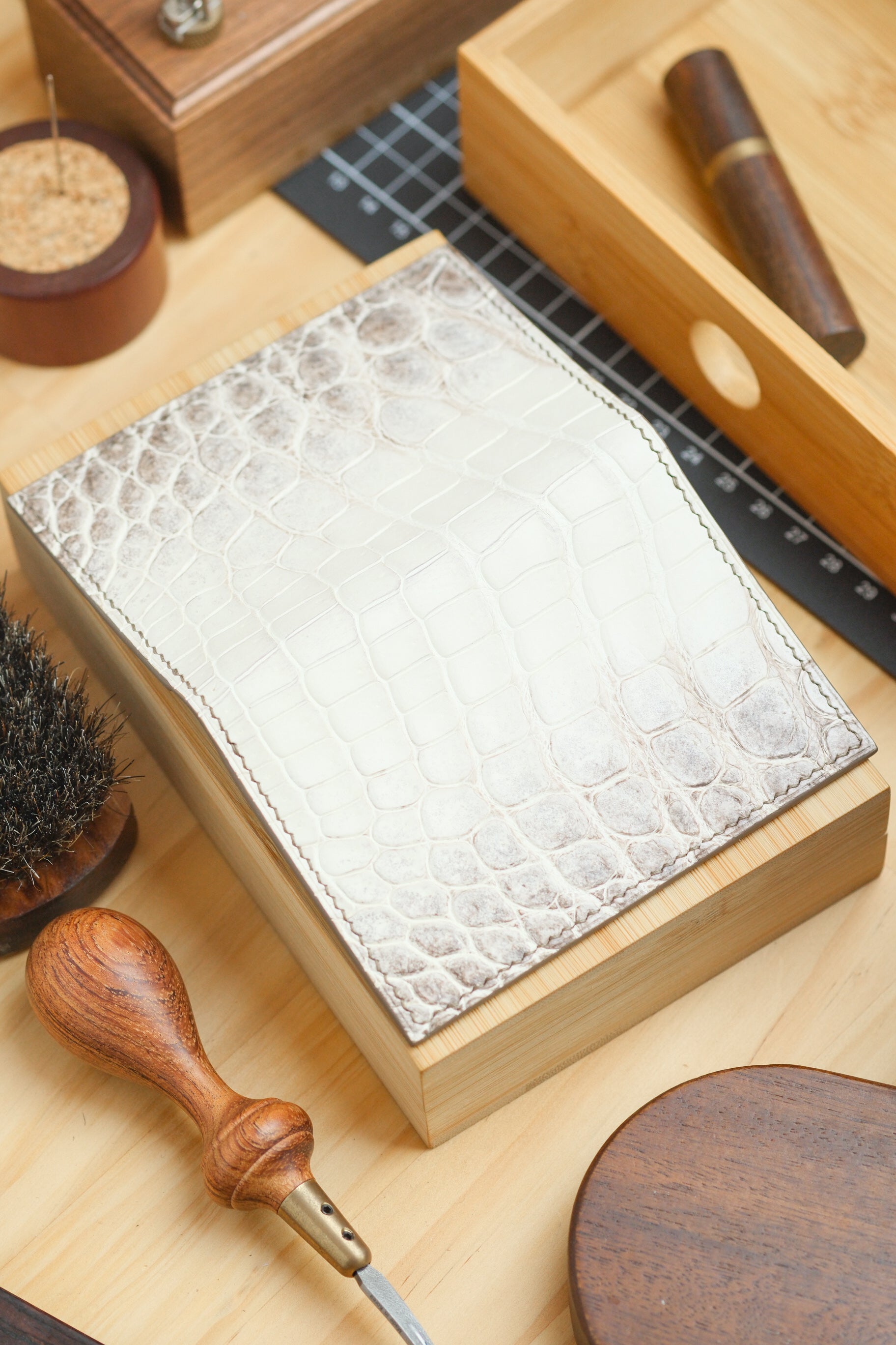 Himalayan Crocodile Vertical Card Holder