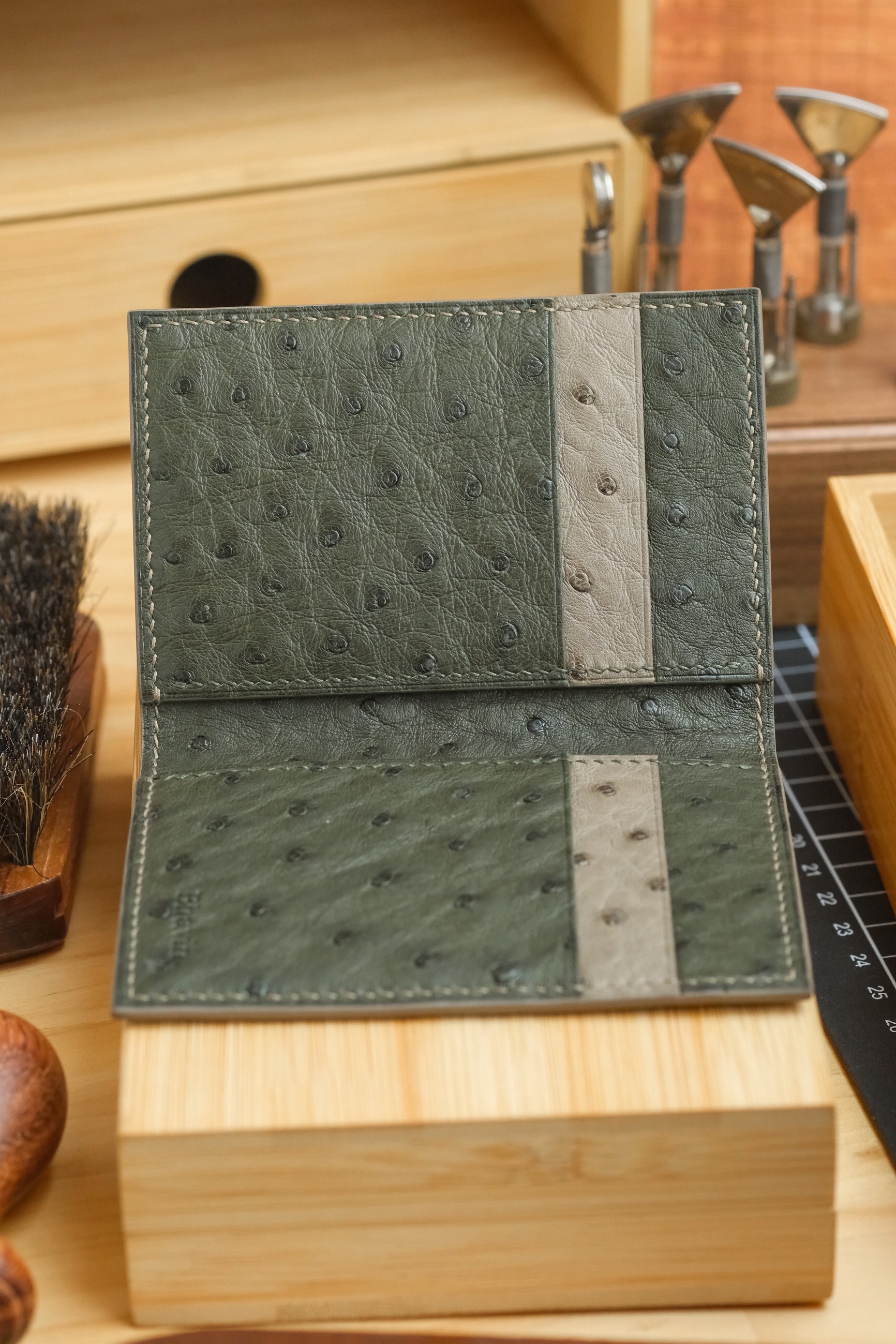 Himalayan Crocodile Vertical Card Holder