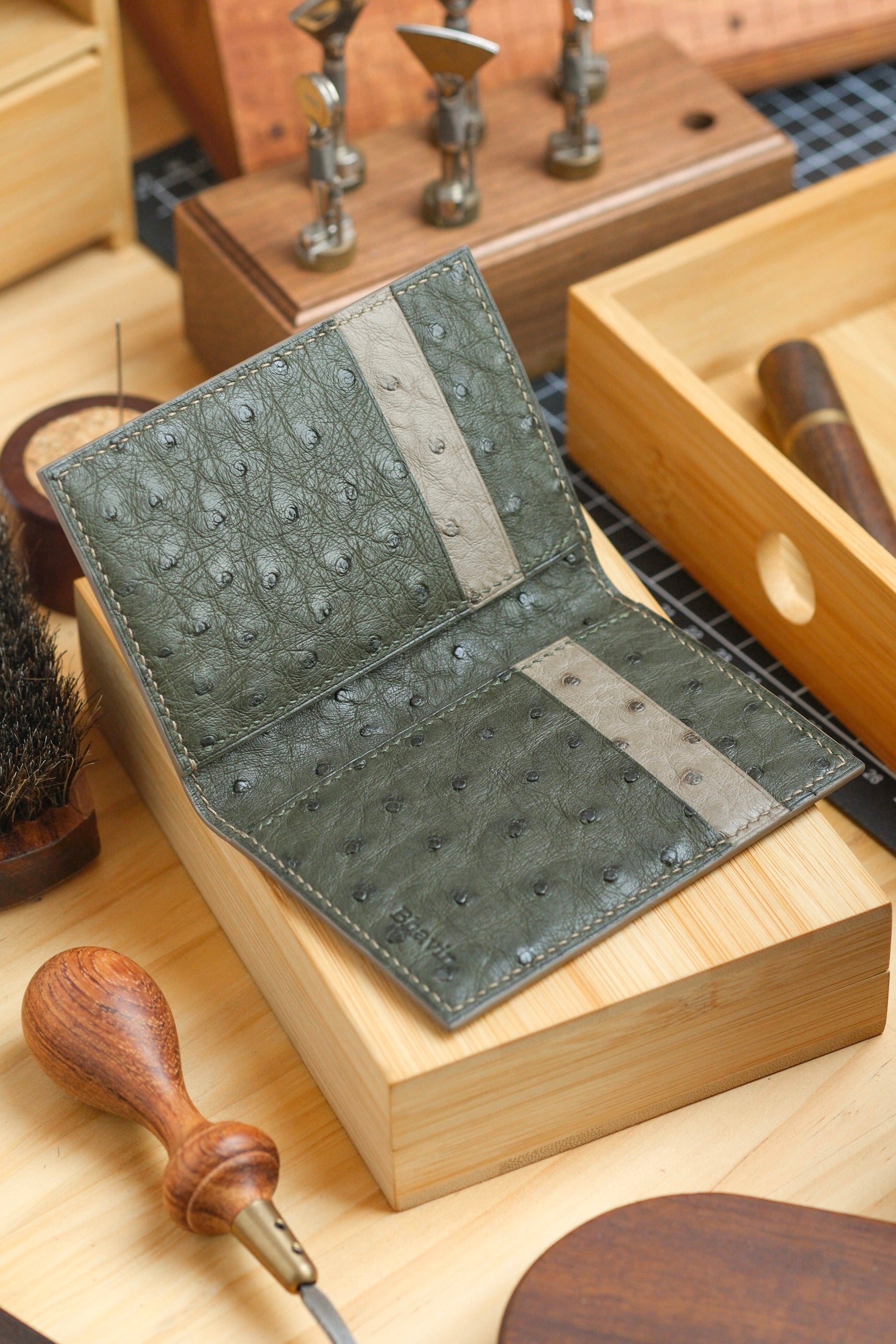 Himalayan Crocodile Vertical Card Holder
