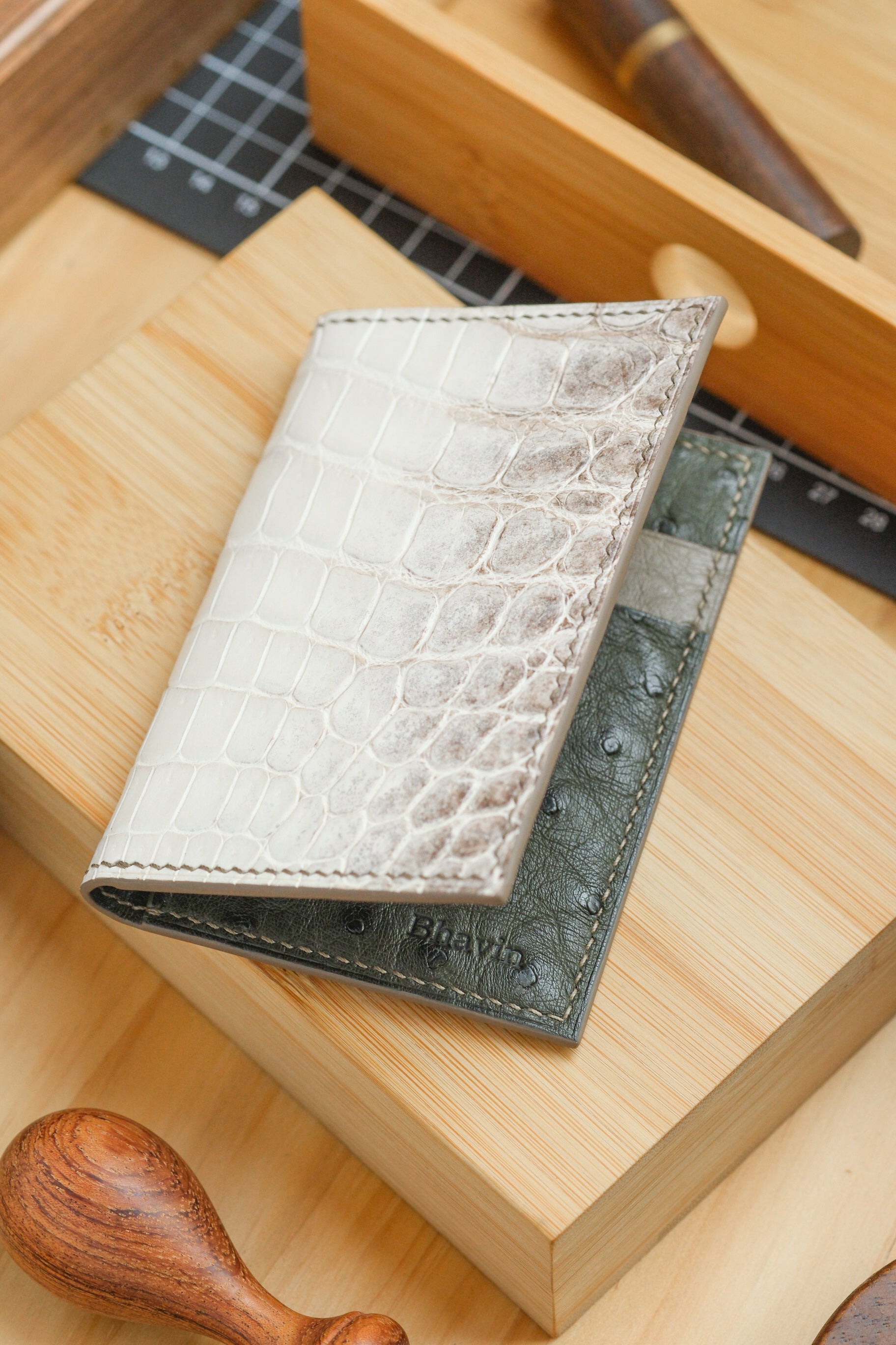 Himalayan Crocodile Vertical Card Holder